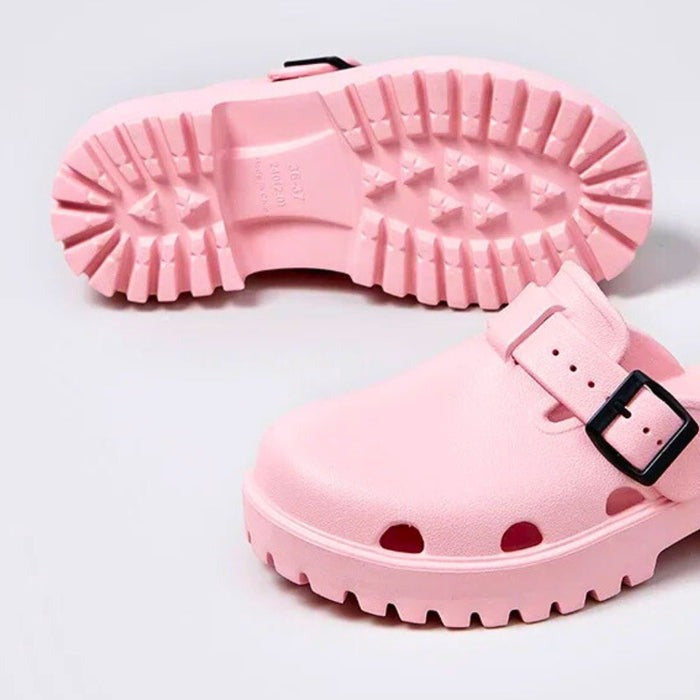 Sabot orthopédique femme avec bride réglable et crampons