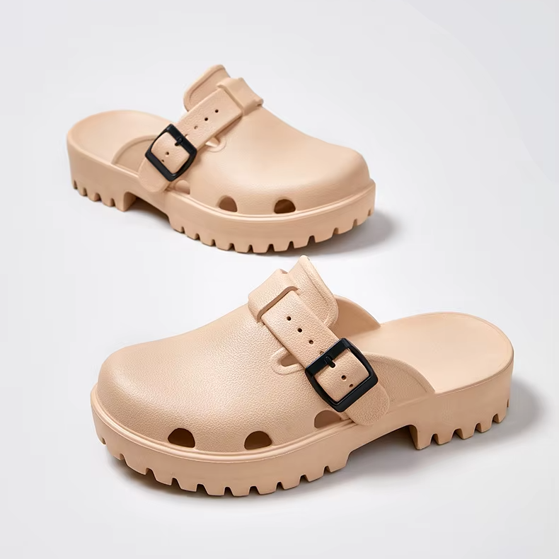 Sabot orthopédique femme avec bride réglable et crampons